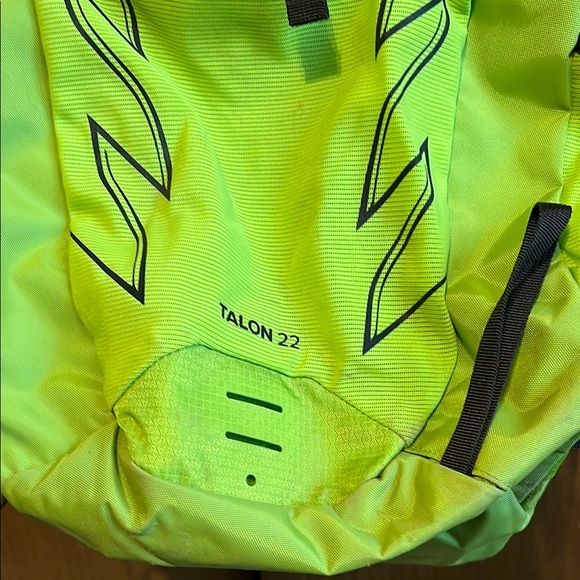 Osprey Talon 22L Men's Hiking Backpack with Hipbelt, Limon Green, L/XL - Picture 4 of 11